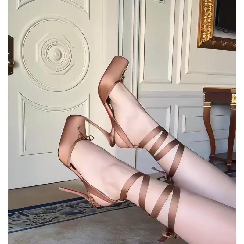 Ankle Strap Attachment - Rode schoenen met hoge hakken, hoofdband