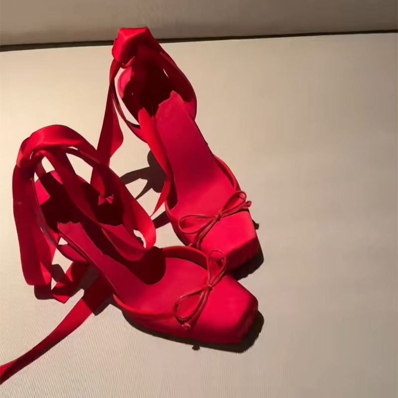 Rode schoenen met hoge hakken, - Ankle Strap Attachment recensie en prijs